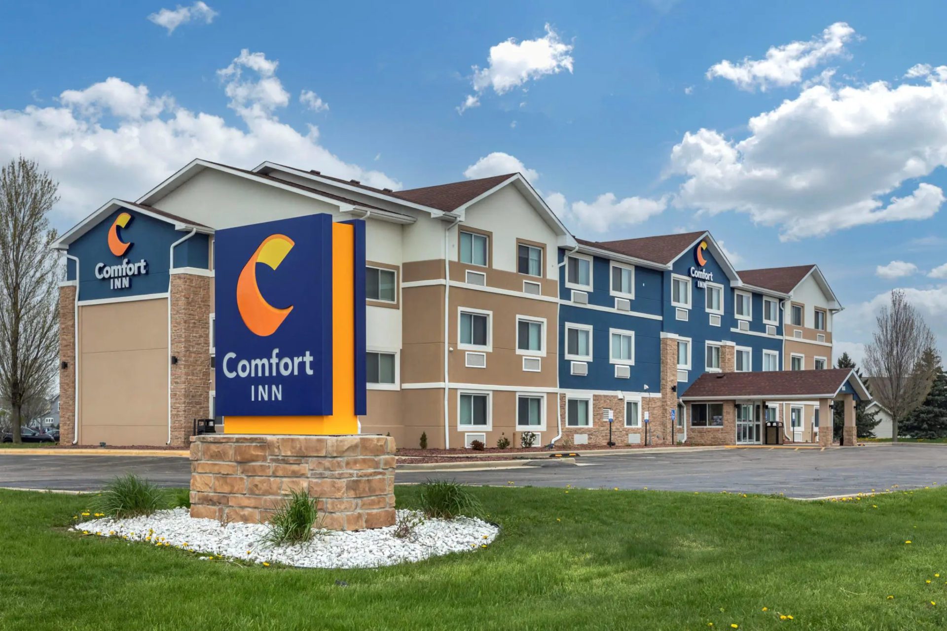 Comfort-Inn-Front-2048x1365 Fairfield Inn by Marriott